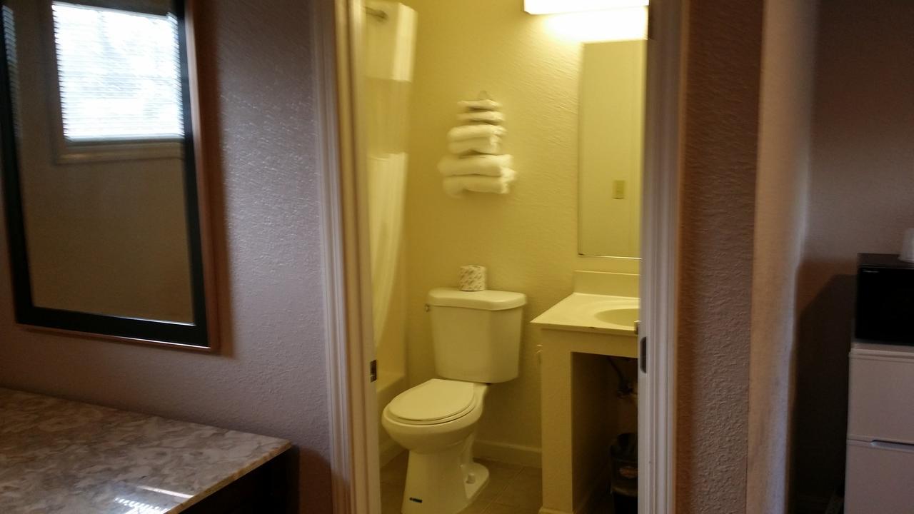 Redwood Inn וויליטס מראה חיצוני תמונה